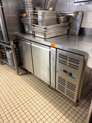 de nombreuses casseroles et poêles sur le comptoir de la cuisine