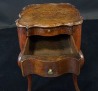 Table de chevet en bois de placage reposant sur 4 pieds galb… (photo 6)