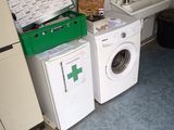 un lave-linge et un sèche-linge dans une petite pièce