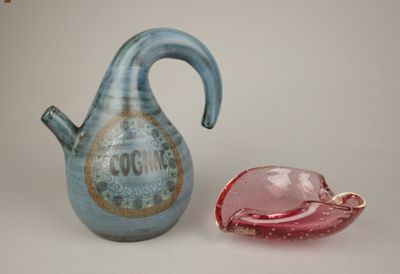 un pichet bleu et rose et un saladier en verre rose