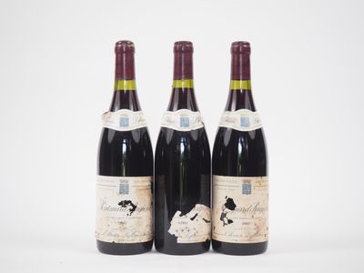 trois bouteilles de vin sont posées sur une surface blanche