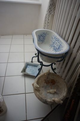 un lavabo et une baignoire dans une salle de bains