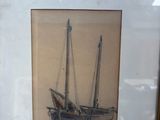 tableau représentant un bateau, dans un cadre doré, posé sur une table