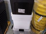une pile de cartons empilés les uns sur les autres par terre
