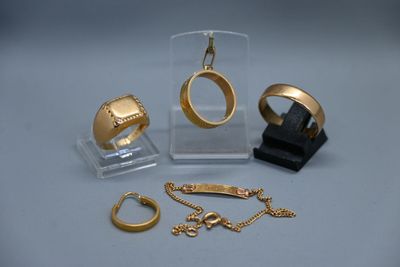de nombreux bijoux en or exposés sur une table
