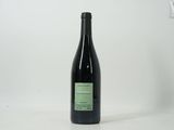 une bouteille de vin posée sur une table