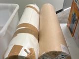 deux rouleaux de papier posés sur une table