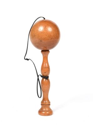 une boule en bois fixée au bout d'un poteau en bois