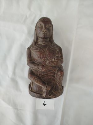 une statue représentant une femme tenant un bébé sur ses genoux