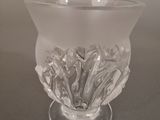 un vase en verre contenant de nombreuses cuillères