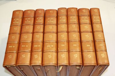 un grand nombre de livres posés sur une table
