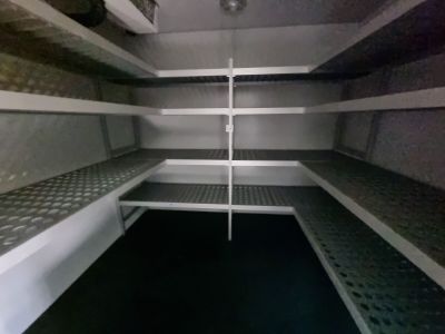 une très longue étagère au milieu d'une pièce