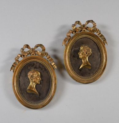 une paire de portraits plaqués or représentant un homme et une femme