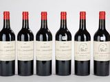 six bouteilles de vin rouge sont alignées