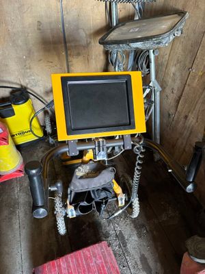 une photo d'une petite pièce avec une télévision et une table
