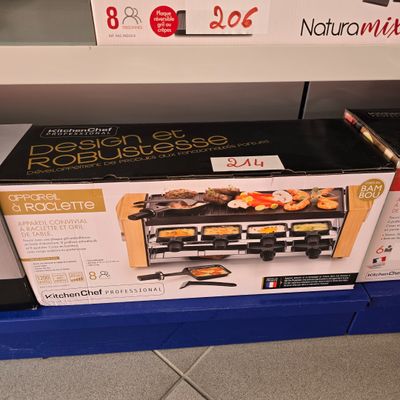 une boîte de nourriture posée sur une étagère dans un magasin
