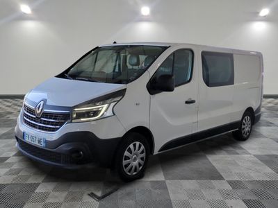 la camionnette blanche est garée sur le sol en damier d'une pièce