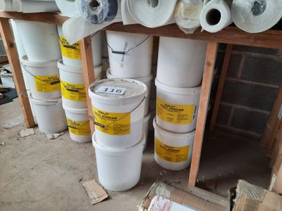 Environ 25 seaux d'enduit de chaux aérienne AXE DECROS, 25 k… - Photo 1