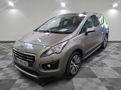 la petite voiture argentée est garée dans une grande pièce