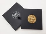 une boîte noire contenant une pièce d'or