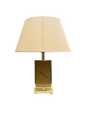l'image d'une lampe posée sur une table