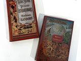 deux livres posés l'un à côté de l'autre sur une table
