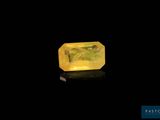 un saphir jaune sur un fond noir