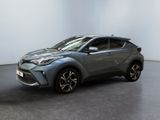 Le SUV Toyota C-HR est garé dans une grande pièce