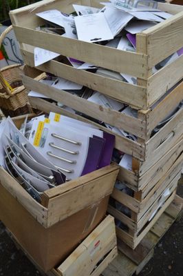 une caisse en bois remplie d'ustensiles de cuisine posée sur une palette