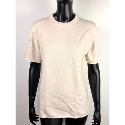 un mannequin vêtu d'un t-shirt blanc et d'un pantalon noir