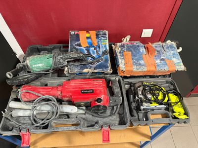 many tools that are sitting on a table