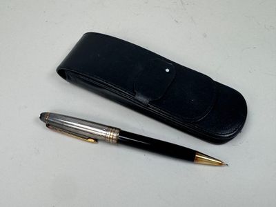 un stylo et un étui en cuir posés sur une table