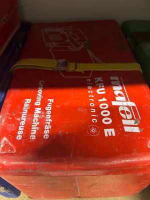 une boîte rouge posée au sommet d'une pile de boîtes