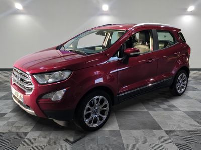 Une Ford Eco-Pace rouge est garée sur un sol à damier