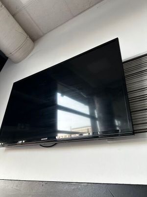 un téléviseur à écran plat fixé au mur d'une pièce