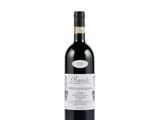 une bouteille de vin posée sur une table