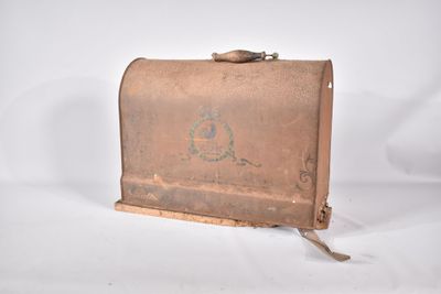 une vieille valise qui a été laissée par terre