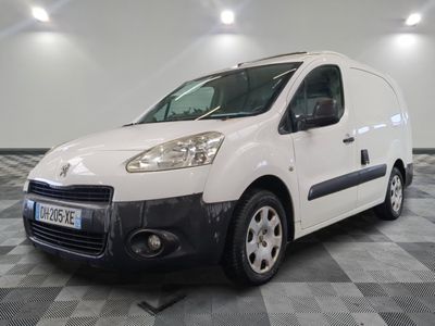 la camionnette blanche est garée sur le sol en damier d'une pièce