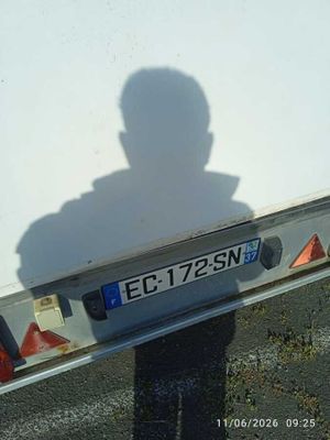 l'ombre d'une personne debout devant un camion