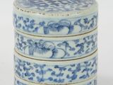 trois boîtes en porcelaine bleue et blanche empilées les unes sur les autres
