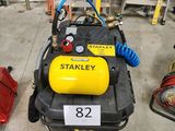 un compresseur d'air jaune et noir dans un garage