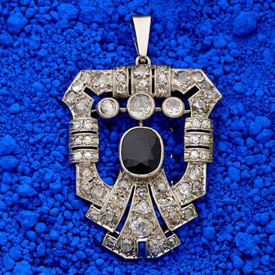 Broche clip en or 18k (750e) et platine (850e), stylisant un…