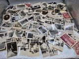 beaucoup de vieilles photos en noir et blanc dans une valise
