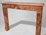 une vieille table en bois avec un plateau en marbre sur fond blanc