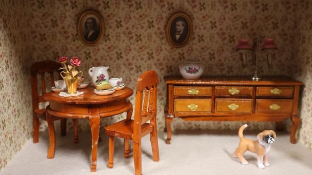 Diorama. Composition miniature, dans une vitrine en bois, vitre e...