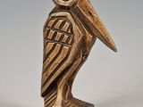 une image représentant une statue d'oiseau sur une surface blanche