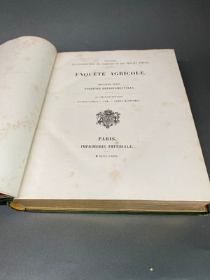 un livre ouvert posé sur une table, sur une table