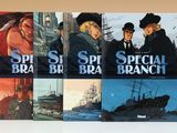 trois livres posés sur une table, avec une image de bateau en arrière-plan