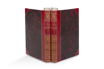 le livre est ouvert, dévoilant une couverture rouge et dorée