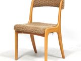 une chaise en bois avec une assise tissée sur fond blanc